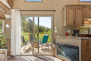 A cozinha ou kitchenette de Quail Run Farm- Rustic Tiny Home 3