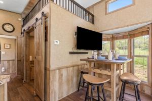 Uma televisão e/ou sistema de entretenimento em Quail Run Farm- Rustic Tiny Home 3