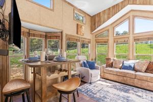 Posezení v ubytování Quail Run Farm- Rustic Tiny Home 3