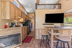 A cozinha ou kitchenette de Quail Run Farm- Rustic Tiny Home 3