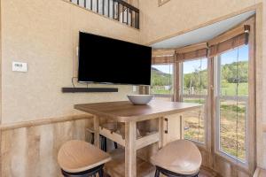 Uma televisão e/ou sistema de entretenimento em Quail Run Farm- Rustic Tiny Home 3