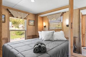 Uma cama ou camas num quarto em Quail Run Farm- Rustic Tiny Home 3