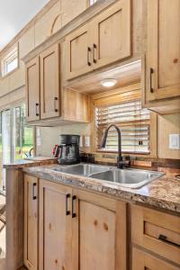 A cozinha ou kitchenette de Quail Run Farm- Rustic Tiny Home 3
