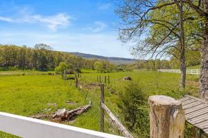Galería fotográfica de Quail Run Farm- Rustic Tiny Home 1 en Chattanooga