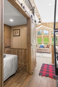 Uma cama ou camas num quarto em Quail Run Farm- Rustic Tiny Home 3