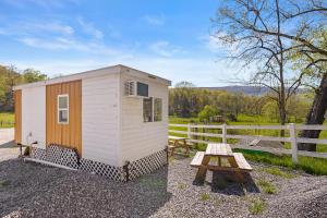 Galería fotográfica de Quail Run Farm- Rustic Tiny Home 1 en Chattanooga