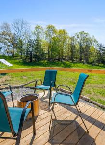 Um jardim no exterior de Quail Run Farm- Rustic Tiny Home 3