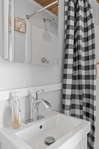 Galería fotográfica de Quail Run Farm- Rustic Tiny Home 1 en Chattanooga
