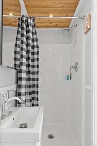 Galería fotográfica de Quail Run Farm- Rustic Tiny Home 1 en Chattanooga
