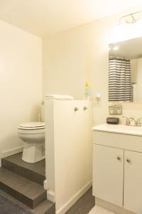 Koupelna v ubytování Modern lofty studio in Midtown / Charming Old SW + 37 fotografií