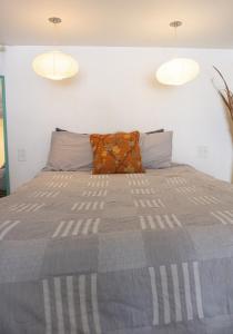 Letto o letti in una camera di Modern lofty studio in Midtown / Charming Old SW