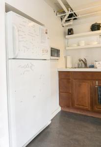Cucina o angolo cottura di Modern lofty studio in Midtown / Charming Old SW