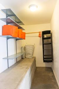 Letto o letti a castello in una camera di Modern lofty studio in Midtown / Charming Old SW