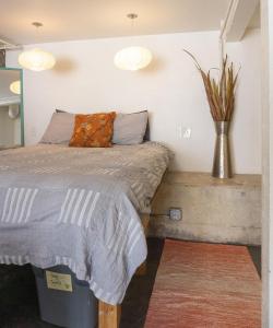 Letto o letti in una camera di Modern lofty studio in Midtown / Charming Old SW