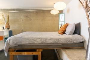 Letto o letti in una camera di Modern lofty studio in Midtown / Charming Old SW