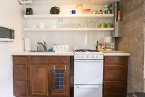 Cucina o angolo cottura di Modern lofty studio in Midtown / Charming Old SW