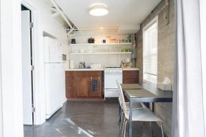 Cucina o angolo cottura di Modern lofty studio in Midtown / Charming Old SW