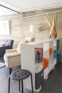 Area soggiorno di Modern lofty studio in Midtown / Charming Old SW