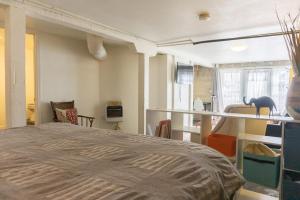 una camera da letto con un letto grande in una stanza di Modern lofty studio in Midtown / Charming Old SW a Reno
