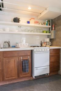 Cucina o angolo cottura di Modern lofty studio in Midtown / Charming Old SW
