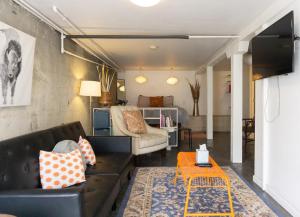 un soggiorno con un divano e un tavolo di Modern lofty studio in Midtown / Charming Old SW a Reno