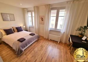 Posteľ alebo postele v izbe v ubytovaní Apartamenty Bolesławiec Prusa