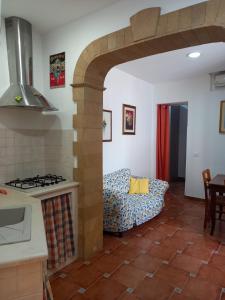 un soggiorno con divano e piano cottura di Trapani Centro Little Home a Trapani