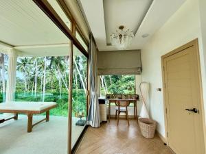 Sala de estar con puerta y mesa en Villa South Beach, Koh Samui, en Nathon Bay