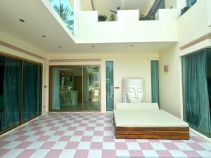 1 dormitorio con 1 cama en un suelo a cuadros en Villa South Beach, Koh Samui, en Nathon Bay 59 fotos más