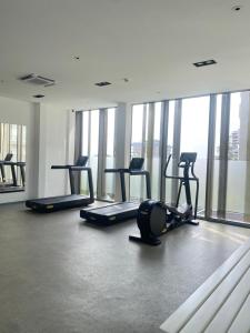 Das Fitnesscenter und/oder die Fitnesseinrichtungen in der Unterkunft Serene Space at the Lennox
