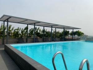 ein Schwimmbad auf dem Dach eines Gebäudes in der Unterkunft Serene Space at the Lennox in Accra + 18 Fotos