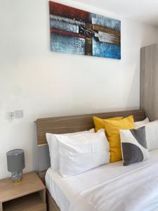 Ein Bett oder Betten in einem Zimmer der Unterkunft Serene Space at the Lennox