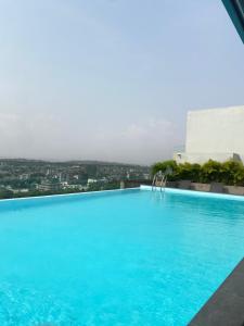 ein großes Schwimmbad auf einem Gebäude in der Unterkunft Serene Space at the Lennox in Accra