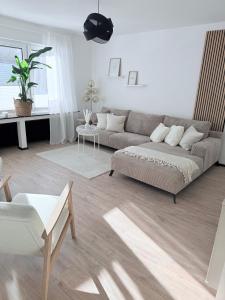 温特贝格R Lodge的客厅里有一张沙发和一张桌子。