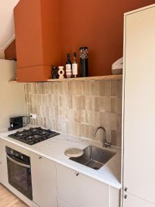 a kitchen with a sink and a stove at Casa Mundo in Nunspeet