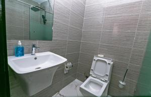 Koupelna v ubytování Luxe 1-bed Apt Near Airport with Rooftop Pool and Gym + 20 fotografií