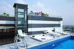 Bazén v ubytování Luxe 1-bed Apt Near Airport with Rooftop Pool and Gym nebo v jeho okolí