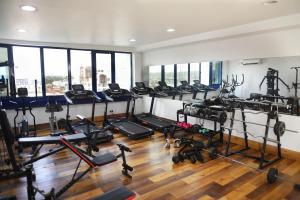 Fitness centrum a/nebo fitness zařízení v ubytování Luxe 1-bed Apt Near Airport with Rooftop Pool and Gym