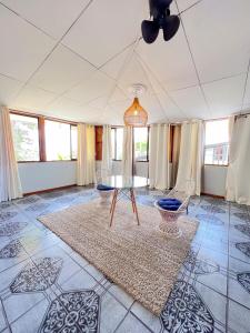 a room with a table and chairs on a tiled floor at Casa Guarumo in Manuel Antonio