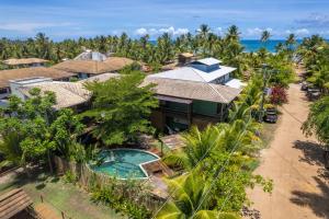 an aerial view of a house with a swimming pool at Maui Maui Wellness- Taipu de Fora - Barra Grande in Barra Grande