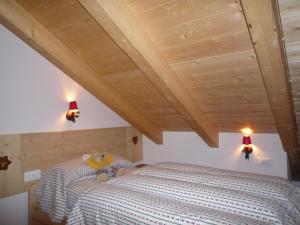 Postel nebo postele na pokoji v ubytování Mansarda Dolomiti