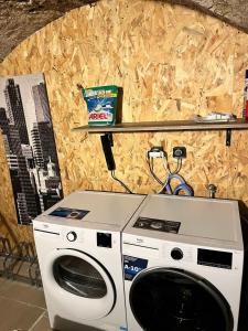 a washer and a washing machine in a room at Montbel'appart - Charmant appart T1 tout équipé in Montbéliard