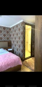 Rúm í herbergi á Guest House Misho
