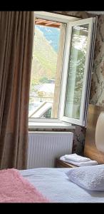 Rúm í herbergi á Guest House Misho