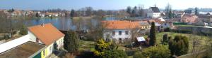 una vista aérea de una casa grande y un lago en B&B Nika, en Telč