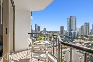 Bright Oceanview Apartment on Level 11, Mantra on View, Surfers Paradise的阳台或露台