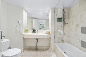 黄金海岸Bright Oceanview Apartment on Level 11, Mantra on View, Surfers Paradise的配有马桶、水槽和淋浴的浴室