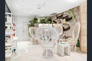 Bright Oceanview Apartment on Level 11, Mantra on View, Surfers Paradise的休息区