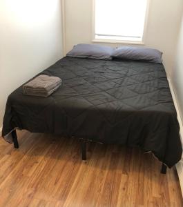 Ένα ή περισσότερα κρεβάτια σε δωμάτιο στο Private one-bedroom one-bathroom apartment with private street entrance in convenient area