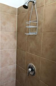 Ένα μπάνιο στο Private one-bedroom one-bathroom apartment with private street entrance in convenient area